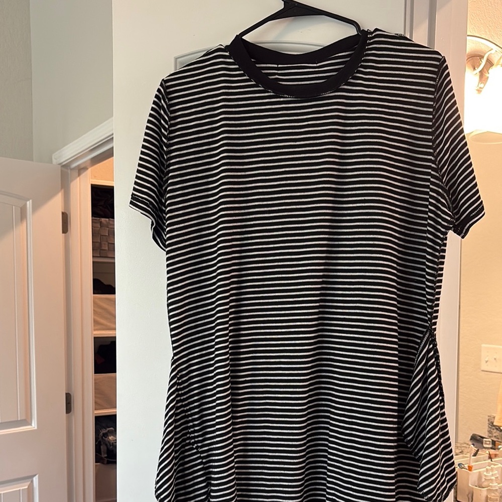 Forever 21 Black and White Boxy Short Sleeve T-Shirt